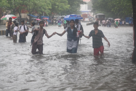 Heavy rains lash Mumbai suburbs