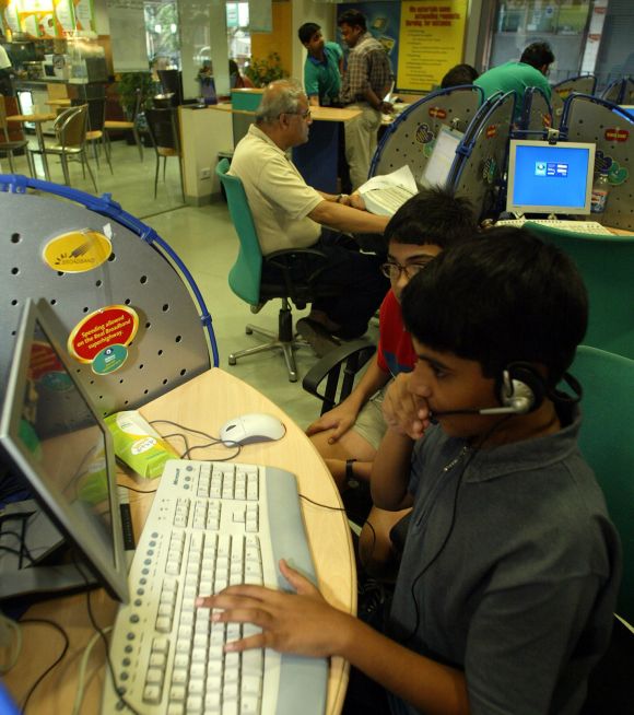 A high-speed broadband Internet caf  in Kolkata