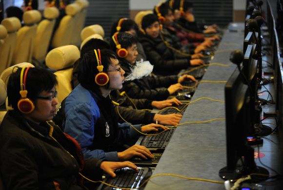 People use computers at an Internet cafe in Changzhi, Shanxi province of China