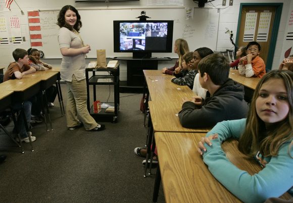 Students answer questions via Internet at a school in Winnipeg, Canada.