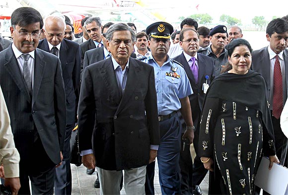 SM Krishna is received by Zehra Akbari (right), director general, South Aisa, Pakistan foreign office upon his arrival at Islamabad as Foreign Secretary Ranjan Mathai and India's High Commissioner Sharat Shabarwal look on