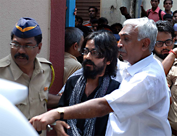 Aseem Trivedi  walks out of Arthur Road prison