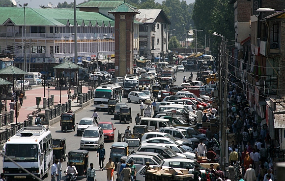 Vehicles ply normally on Srinagar roads