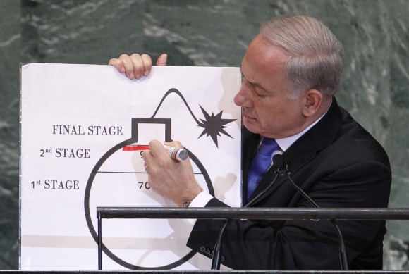 Netanyahu draws a red line on a graphic of a bomb