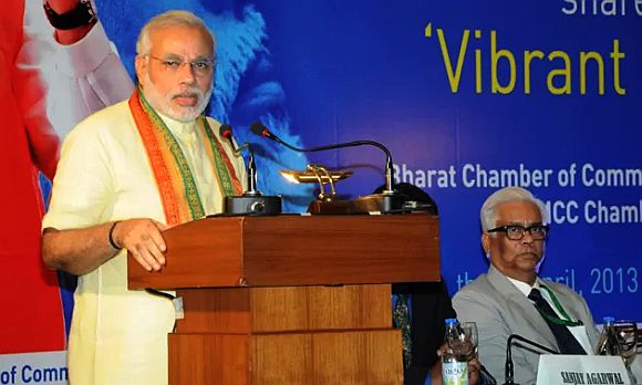 Modi addressing the businessmen in Kolkata