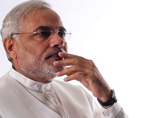 Modi woos Mamata on her turf; trains guns at Manmohan