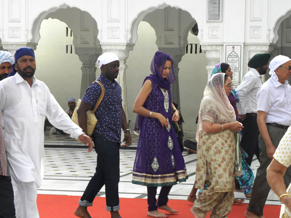 An NRI Punjabi girl visits the shrine with her parents and husband