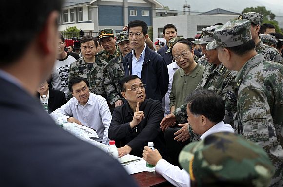China's Premier Li Keqiang (C) visits after a strong earthquake hits Lushan county, Ya'an, Sichuan province
