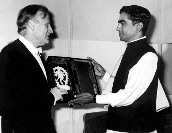 A file photograph of Lalgudi Jayaraman presenting a memento to Yehudi Menuhin