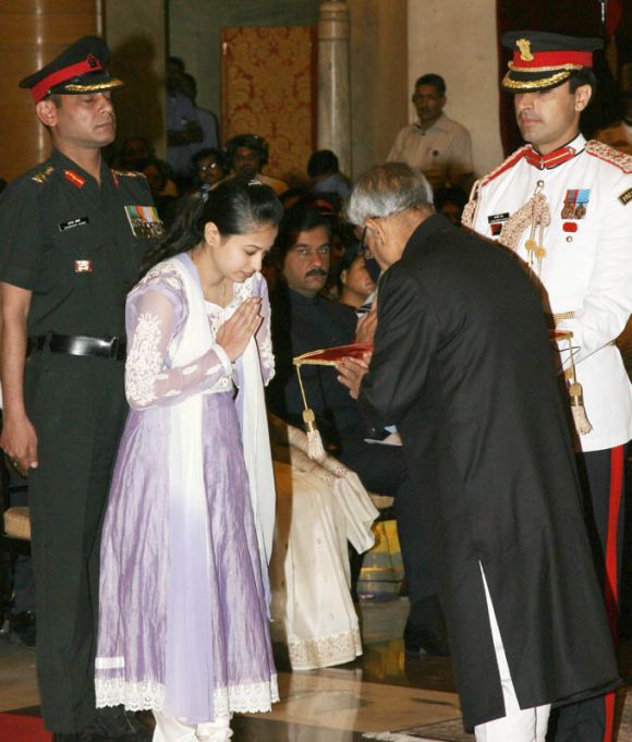 President presenting the Shaurya Chakra to Captain A Rahul Ramesh (posthumously), received by his wife Neha Rahul