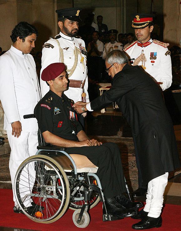 President presenting the Shaurya Chakra to Lieutenant (now Captain) Manish Singh of Special Forces