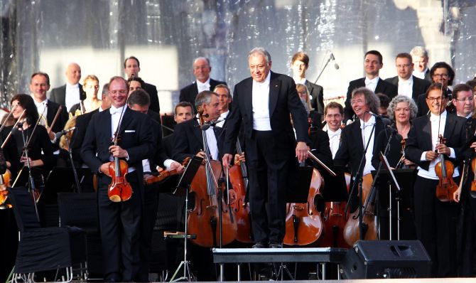 Zubin Mehta and his Bavarian State Orchestra bowing to the audience at the picturesque Mughal garden