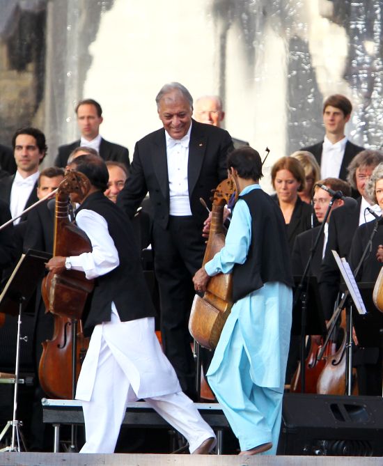 Zubin Mehta greeting Kashmiri artists during the concert