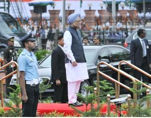 Prime Minister Manmohan Singh at the saluting dias at the Guard of Honour ceremony at Red Fort, New Delhi
