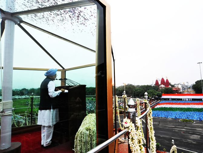 Prime Minister Manmohan Singh addressing the nation on the occasion of 67th Independence Day from the ramparts of Red Fort, in Delhi.