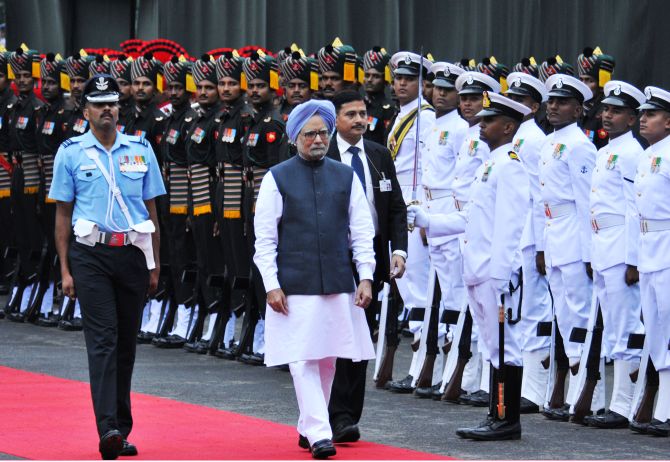Prime Minister Manmohan Singh inspecting the Guard of Honour at Red Fort