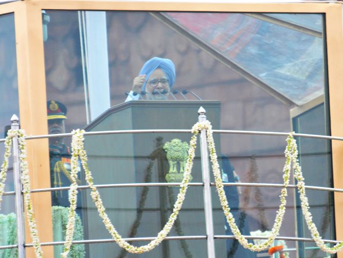 Prime Minister Manmohan Singh chanting 'Jai Hind' from the ramparts of Red Fort on the occasion of 67th Independence Day.