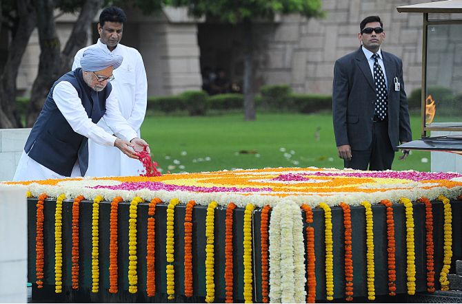 Prime Minister Manmohan Singh paying floral tributes at the samadhi of Mahatma Gandhi at Rajghat on the occasion of the 67th Independence Day.