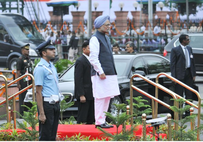 Prime Minister Manmohan Singh at the saluting dias at the Guard of Honour ceremony, at Red Fort, on the occasion of the 67th Independence Day