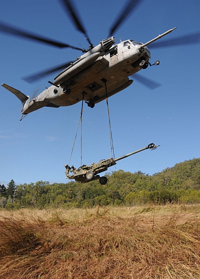 A chinook lifts the M777 ultra-light howitzer