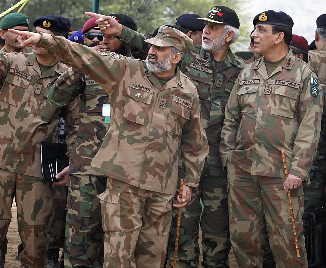 Military officials brief Pakistani Army Chief General Ashfaq Kayani