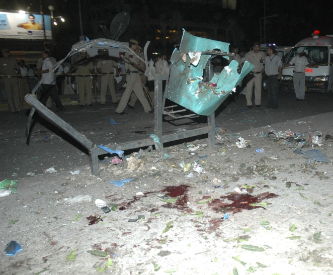 Police inspect the site of a bomb blast at Barakhamba Road near a metro station in New Delhi September 13, 2008.