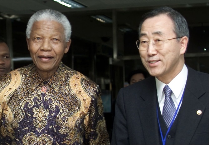 Mandela with UN Secretary-General Ban Ki-moon in Seoul March 10, 2001