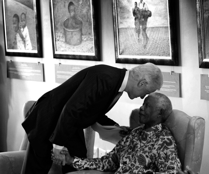 Former US President Bill Clinton leans down to whisper toM andela during a visit to the Nelson Mandela Foundation July 19, 2007 in Johannesburg