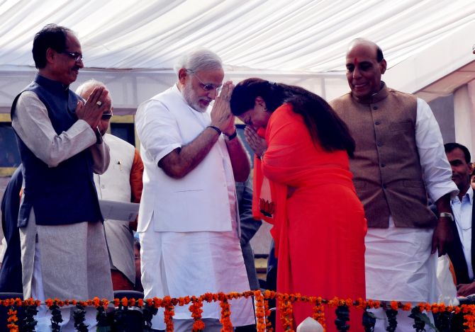Raje greets Narendra Modi during the ceremony. BJP chief Rajnath Singh and MP CM Shivraj Singh Chouhan are also seen.