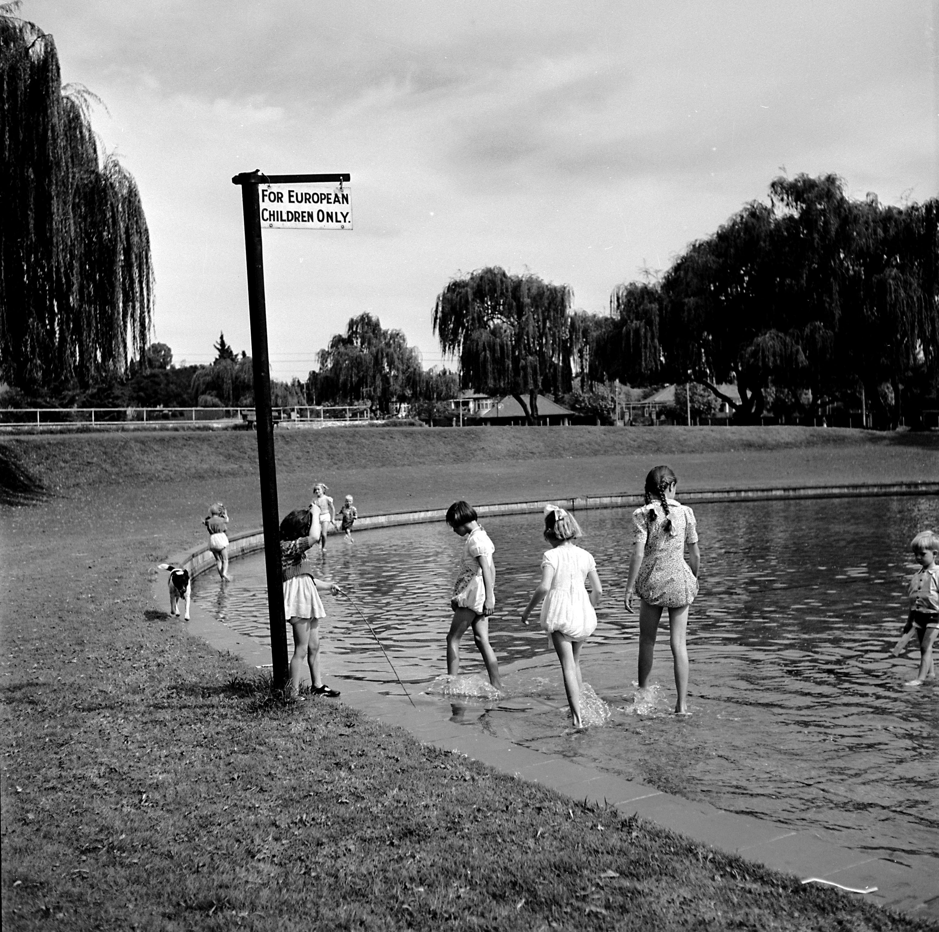Гетто в озерах. ЮАР 1950 апартеид. Пляж 1956 год. Пляж только для белых.