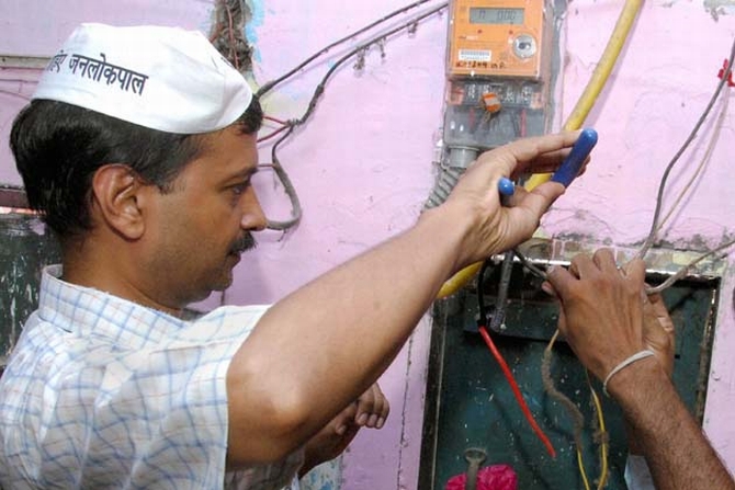 Kejriwal fixes an electricity connection in New Delhi