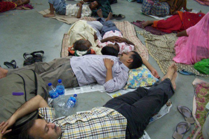 Kejriwal and his aide Manish Sisodia sleeping at a railway platform in New Delhi