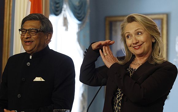Hillary Clinton calls a time-out during a multiple question from an Indian journalist, as India's former foreign minister S M Krishna smiles during their news conference at the US-India Strategic Dialogue in Washington June 13, 2012