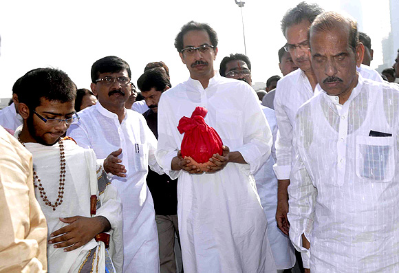 Uddhav Thackeray, accompanied by Manohar Joshi and other Shiv Sainiks, collects the ashes of his late father.