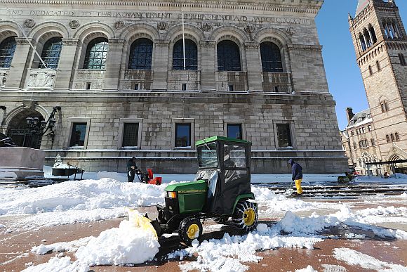 US east coast digs out of snowstorm Nemo