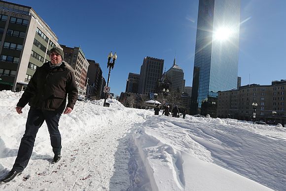 US east coast digs out of snowstorm Nemo