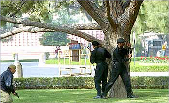 Commandos take up positions outside Parliament House, following the terrorist attack, December 13, 2001.