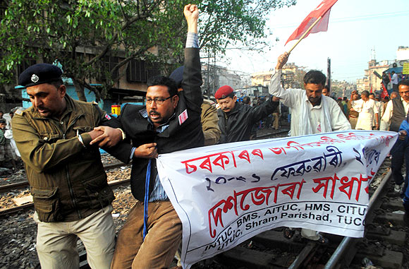 Police evict protestors from railway tracks in Kolkata