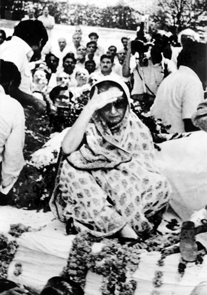 A grieving Indira Gandhi with the body of her son, Sanjay.