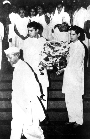 Rajiv and Sanjay Gandhi, accompanied by Indira Gandhi and Lal Bahadur Shastri, carry the ashes of their grandfather, Jawaharlal Nehru.