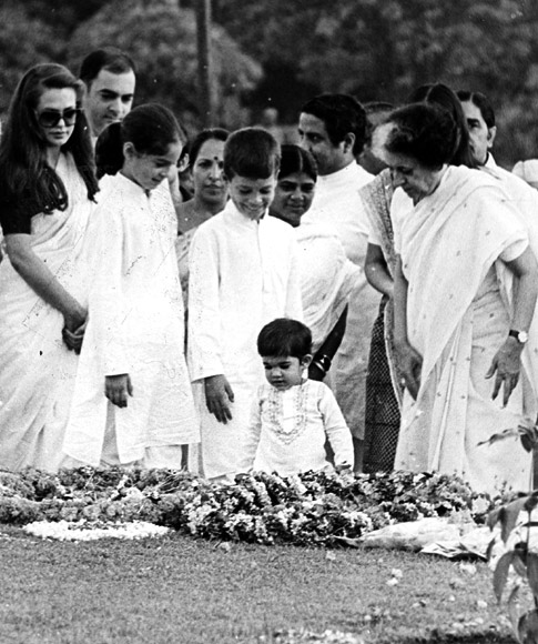 Indira Gandhi with Rajiv, Sonia, Priyanka, Rahul and Varun visit Sanjay Gandhi's samadhi.