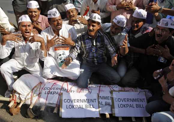 Supporters of veteran Anna Hazare shout slogans against government's anti-corruption Lokpal bill