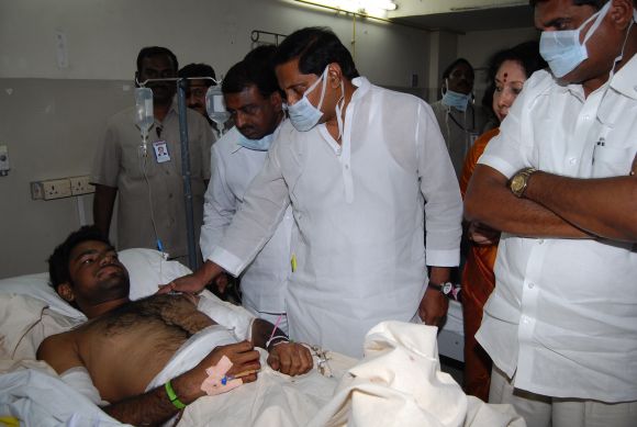 CM Kiran Kumar Reddy speaking to the injured victims of the twin blasts at a Hyderabad hospital on Friday