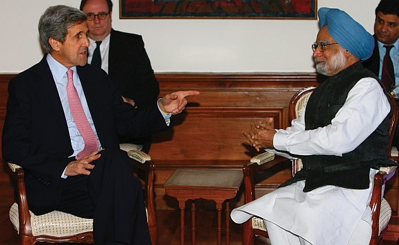John Kerry with Prime Minister Manmohan Singh in New Delhi