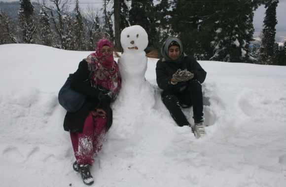 Kashmir tourists prepare a snowman in Gulmarg