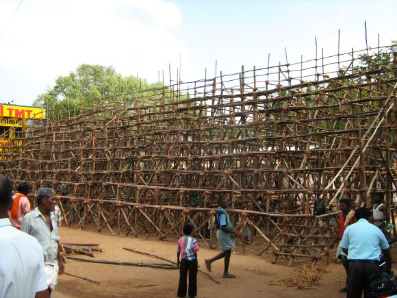 Villagers giving the final touches to the public gallery for the Jallikattu event in Alanganallur