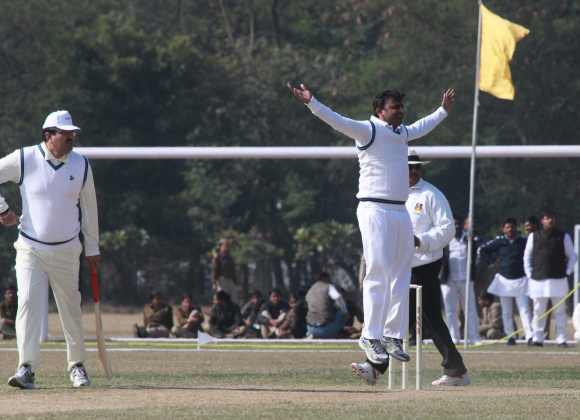 On cricket pitch, Akhilesh Yadav shows he's boss