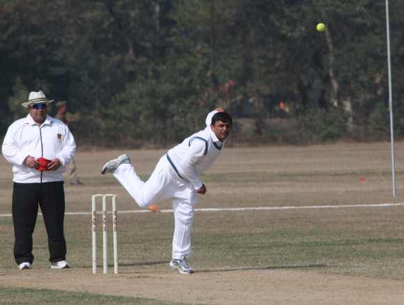 On cricket pitch, Akhilesh Yadav shows he's the boss