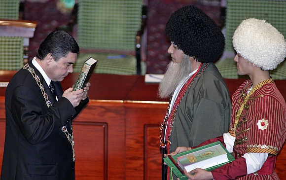 Turkmenistan's new leader Kurbanguly Berdymukhamedov swears an oath during his inauguration as president in Ashgabad February 14, 2007