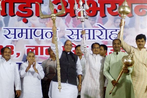 Rajnath Singh with MP Chief Minister Shivraj Singh Chauhan at a rally in Bhopal